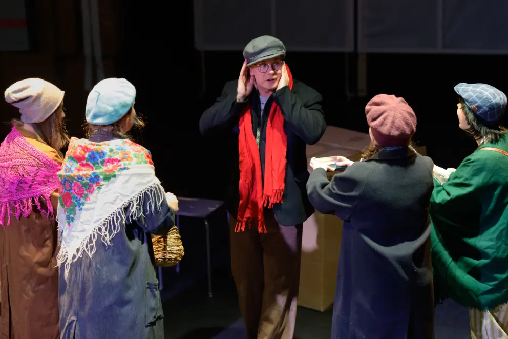 Salen full av folk og julestemning