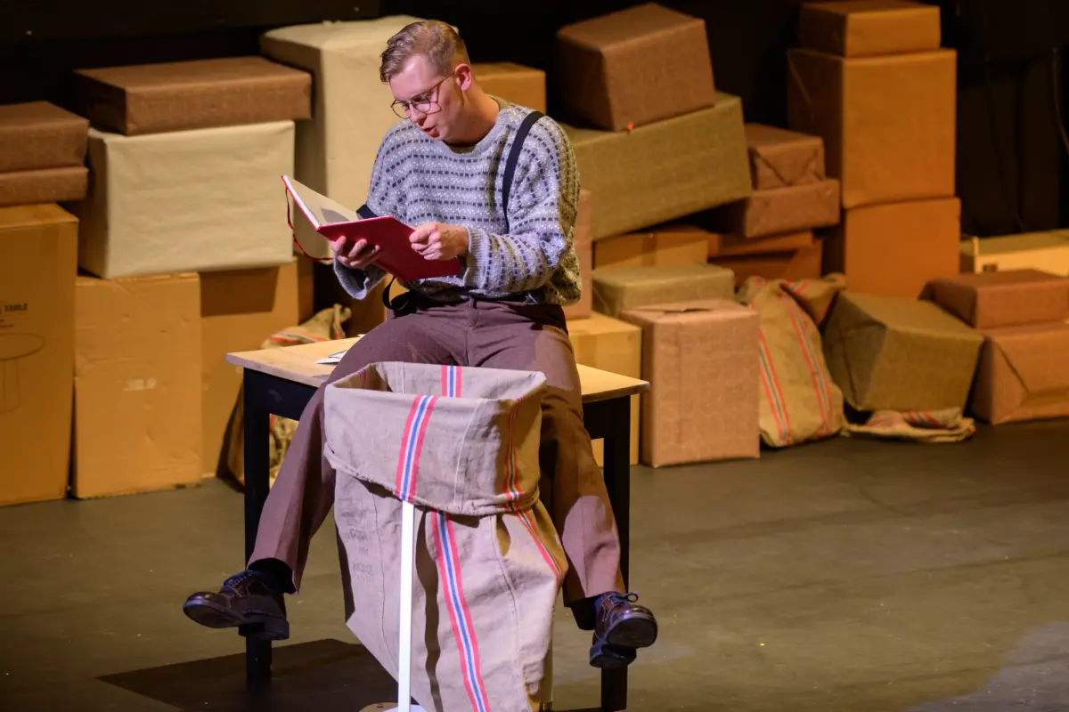 Salen full av folk og julestemning