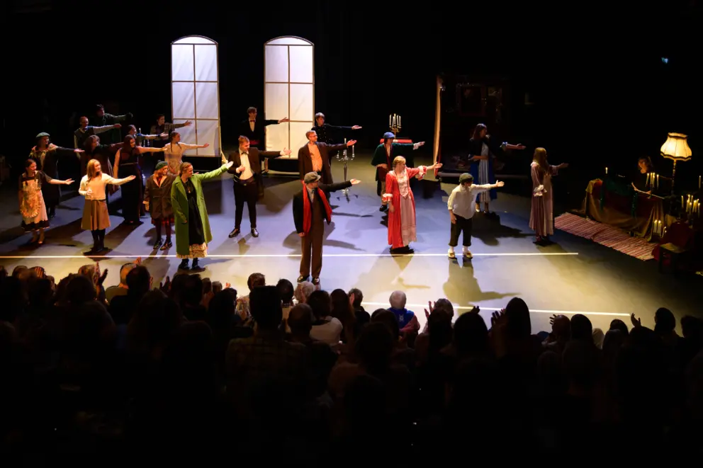 Salen full av folk og julestemning