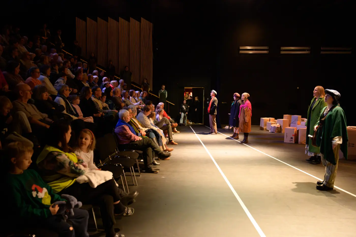 Salen full av folk og julestemning